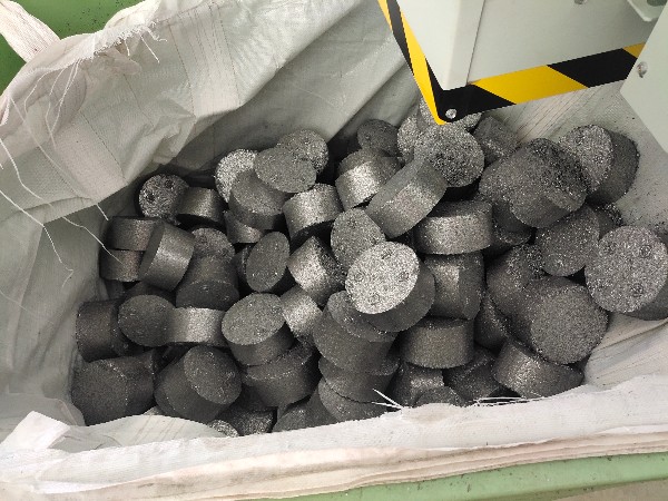 浙江某模具機(jī)械公司定制鐵屑壓餅機(jī)案例分享